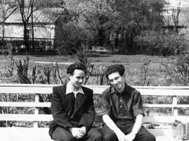 В Наровлянском парке. Слева-направо: Яков Коломинский и Давид Симанович. Начало 1950-х гг.
