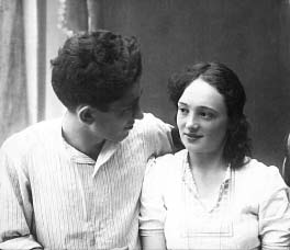Отец и мать автора в день свадьбы: Бенцион и Роза Сандомирские.