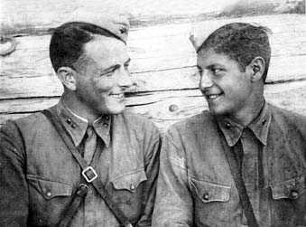 Калининский фронт. Младший лейтенант Аркадий Матлин (справа). Фото 1943 г. 