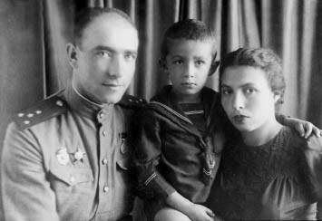 Отец – Лазарь Коварский, мать – Мера Мессерман и Александр Коварский. Ташкент. Фото 1943 г.