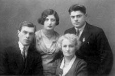 Сидят – мои дедушка Хаим и бабушка Маня (обоих уничтожили фашисты в Одессе), стоят – мои мама Эмилия и папа Фроим. Фото 1939 г.