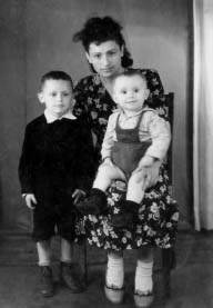Жена Фаня и дети Михаил и Аркадий. Фото 1952 г.