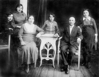 Циля и Арон Гозенпуд  с детьми Анной, Идой, Бертой и Броней. Бобруйск. Фото 1939 г.