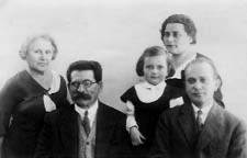 Слева направо: Браха и Алтер Друяновы, их дочь Тэила, ее муж  Иосиф Гутер и внучка Ариэла. Фото1934–1935 гг.