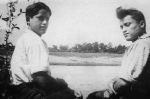 Братья Беня (слева) и Сеня Баршай на берегу реки Свислочь. 1934 г. 