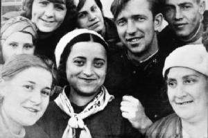 Мара Баршай (в центре) среди работников Киевского паровозо-ремонтного завода. Киев, 1935 г.