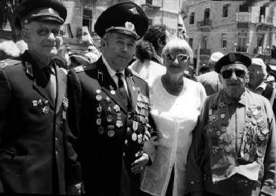 Аркадий Боганов (на снимке крайний слева) с боевыми друзьями на праздновании Дня Победы в Иерусалиме. 