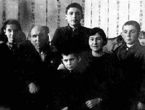 Семья Иоффика (слева направо): Раиса, Яков Лазаревич, Лазарь, Исаак, Сима Ицковна, Михаил. Фото 1952 г.