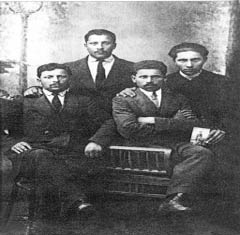 Слева направо:братья Израиль, Арон, Михаил и Лазарь Кагановичи. 1914 г. Киев.