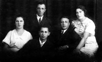 Два брата Боярер и жена одного – Анна. (Это родная сестра жены Меерсона). И Меерсон с женой. Они справа.