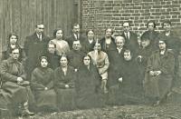 Снимок, сделанный в 1925 году. На нём запечатлены работники Витебской детской амбулатории.
