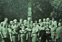 На фотографии мой дед Самуил Блэкман (Бляхман) (4-й справа в  последнем ряду) у памятника жертвам Холокоста в Лукомле.