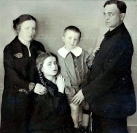  1. Семья Лахман Давид, Басшева, Бейла, Боря.