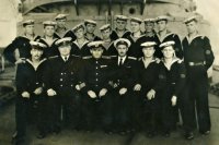 Капитан 2 ранга Рабинович с личным составом корабля.
