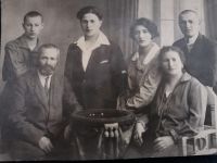 Семья моего деда, Иегуды-Лейба: Сидят его родители, Арон Ицкович и Ципа Янкелевна Хотины, стоят – слева направо – их дети Замя, Менахем, Дора и Иегуда-Лейб.