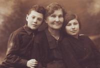 Бабушка мамы Голда Цлаф (урожд. Вольфсон) с внуками Вульфом и Беллой Цлаф, жившие в Витебске и погибшие там же в гетто.