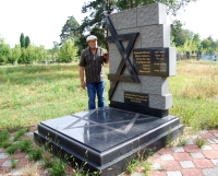 Яков Плехов, руководитель еврейской общины в Речице у мемориала родным В.С.Ресина на еврейском кладбище Речицы.