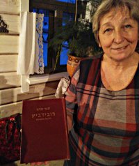 Р. И. Соболевская с Книгой Памяти Рубежевич.