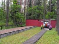 Мемориальный комплекс на месте убийства 2 524 евреев Ивье нацистами и полицаями 2 августа 1941 и 12 мая 1942 года.
