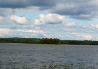 Озеро Волобы, вдали остров, на котором в 1941 году пряталась еврейская семья.