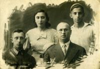 Арон, Хьена Моисеевна, Абрам Семёнович и Мулик Ревзины. Бобруйск, 1940 г.