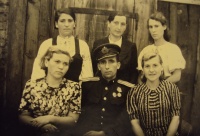 Слева направо стоят Юдовина Геня, Кульбак Анна (сестра еврейского писателя Кульбака), Пузикова Геня. Слева направо сидят Гольдберг Елена, её жених, Шавельзон Анна.
