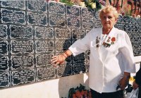 Белла Баршай в Яд Вашем у Стены Праведников.