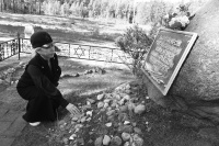 Елена Воробей у памятника на Бронной Горе.