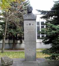 Памятник академику Зельдовичу в Минске.