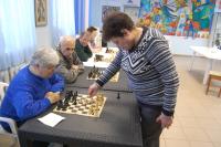 Сеанс одновременной игры проводит Р. Эйдельсон.