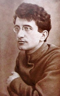 Изи Харик.