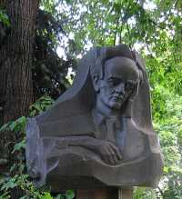 Памятник Ландау на Новодевечьем кладбище.
