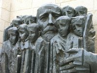 Памятник Янушу Корчаку в Яд Вашеме. Фото Аркадия Шульмана.