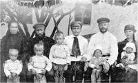 Семья Агеевых перед отъездом в Палестину. Екатерина Петровна с сыном Яковом, Родион Тимофеевич с сыном Виктором, Анатолий Родионович, Иван Трофимович, Кузьма Трофимович с женой Анной Сергеевной и детьми. 1921 год.