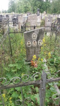 На тумбочке из бетонной крошки четыре фотографии. Женщина и трое мужчин. И надпись: «Миллерих. 1900-1976. Матери, отдавшей Родине двух сыновей и мужа»