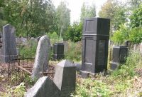 На Старо Улановичском кладбище.