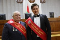 Почетные граждане Бобруйска Л. Рубинштейн (слева) и эстрадный певец и композитор Руслан Алехно.