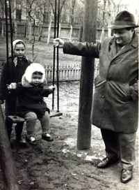 Я (на качелях) с дедушкой.