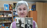 Изабелла Ефимовна Степанова с фотографиями отца.