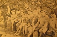 Первый ряд, справа налево сестра Мария, дедушка Наум Юдович Борода и бабушка Фрида Гиршевна, тетя Александра Наумовна с сыном Сашей, Маргарита Яковлевна (героиня интервью), бабушка Бася Марковна Кобрина, папа Яков Наум.