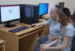 В классе информатики.