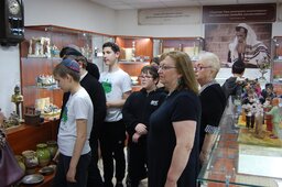 В музее учители и ученики школы.