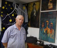 Художник Юргенсон у своих картин.