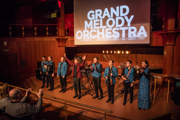 Выступает Grand melody orchestra.
