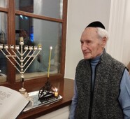 Давид Сонькин в день своего 96-летия зажет первую ханукальную свечу.