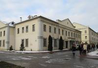 Административный корпус – бывшие корпуса мужского и женского скарлатинозных отделений. Построены в 1913 г. Были одноэтажными. В 1929-1930-х объединены и надстроен 2-й этаж.