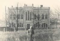 Здание амбулатории МЕБ, постройка 1912 г. Не сохранилось, встроены наружные стены в 1960-1967 гг. в корпус нынешнего хирургического отделения. Фото 50-х годов.