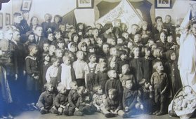 Члены Добровольного пожарного общества с детьми во время праздничного мероприятия в январе 1935 г.