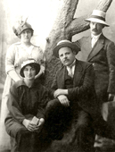 Якоб Фихман, Хаим-Нахман Бялик, Маня Бялик, Блюма (сестра Мани). Одесса, 1905 г.