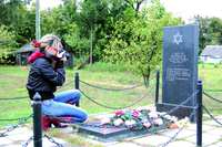 Памятник, установленный на месте первого массового расстрела евреев Дисны, 13 марта 1942 года.